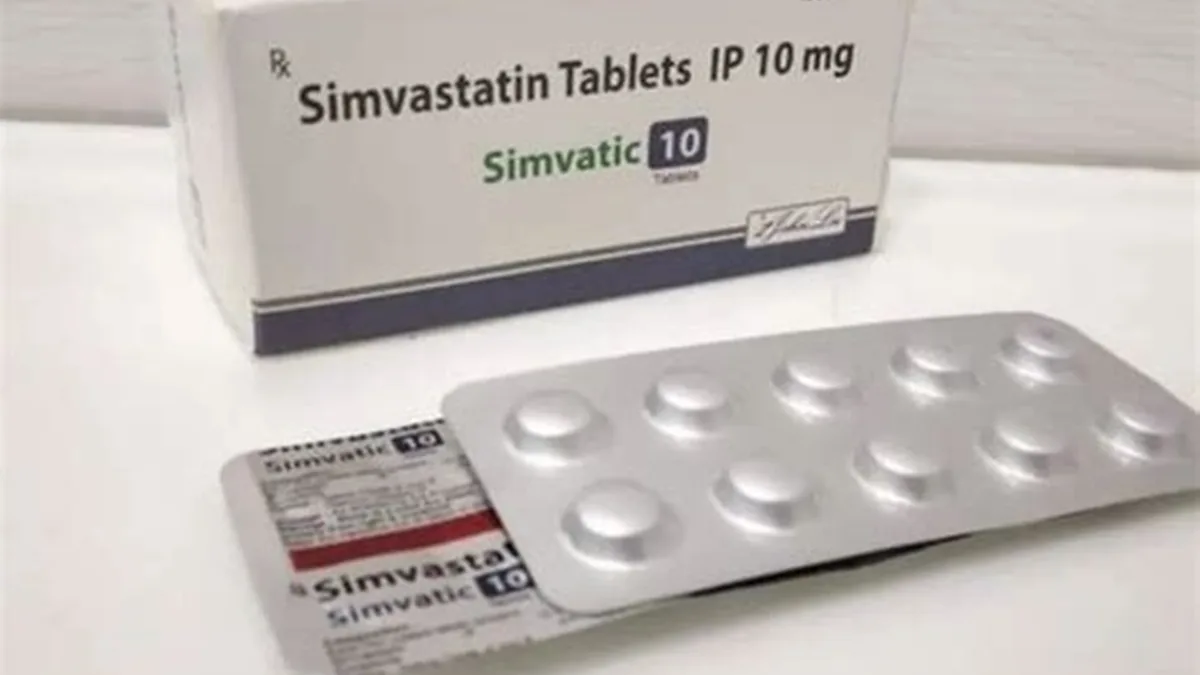 医生向患者解释司美替尼10mg的用药费用和医保报销政策