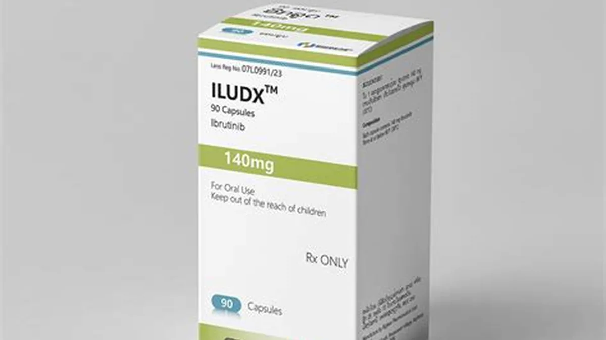 医生正在为患者解释司美替尼10mg的用法和价格
